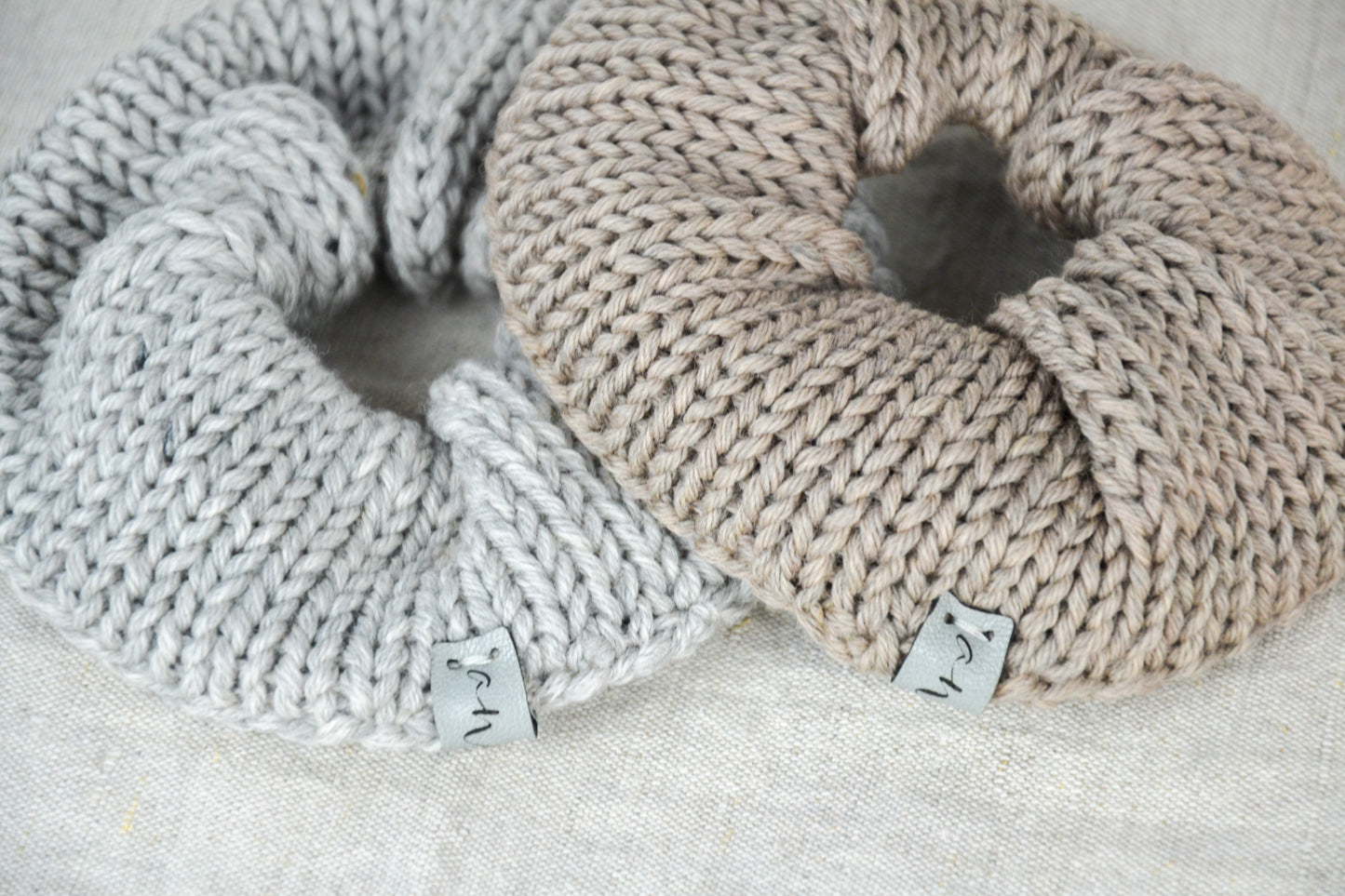 Scrunchie aus Merinowolle hellgrau oder taupe