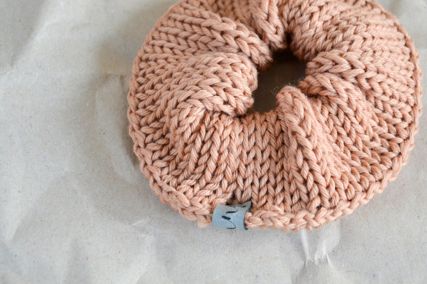 Scrunchie aus Merinowolle beige, camel