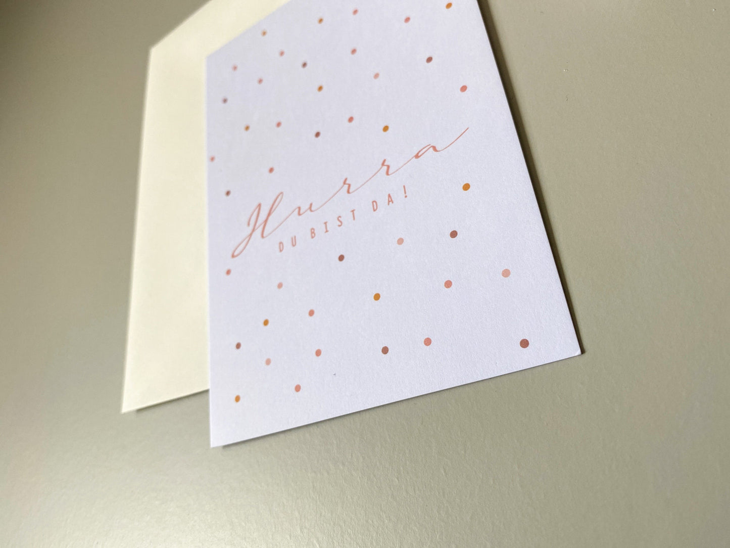 Postkarte "Hurra! Du bist da" mit Konfetti, exklusive Grußkarte für jeden Anlass, Geburt