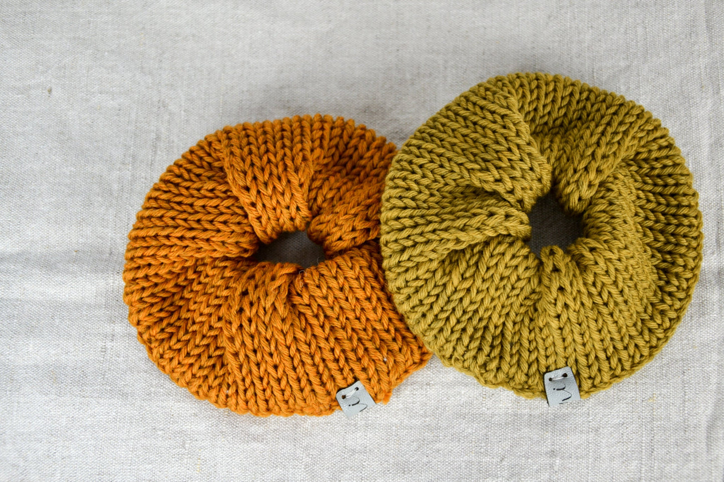 Scrunchie aus Merinowolle verschiedene Farben modern minimalistisch Haarband elastisch weiches Haargummi Geschenk Freundin Boho gestrickt