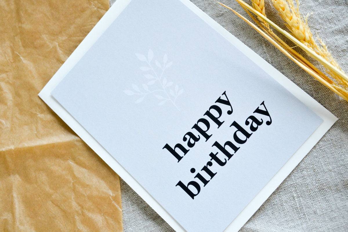 Postkarte "Happy Birthday" | Geburtstagskarte mit Blattzweig | Recyclingpapier
