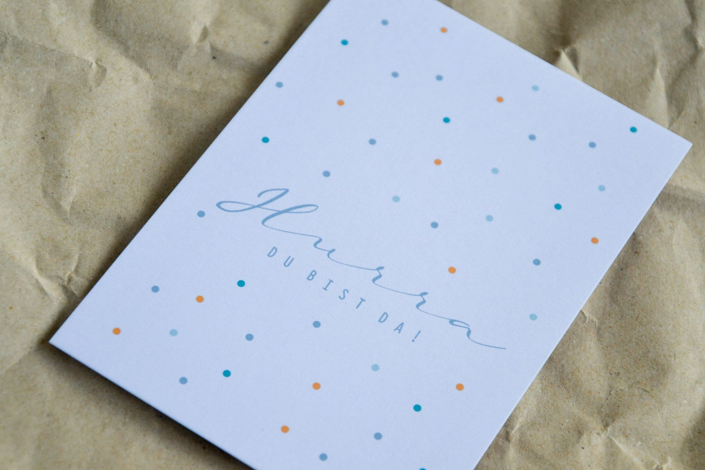 Postkarte "Hurra! Du bist da" mit Konfetti, exklusive Grußkarte für jeden Anlass