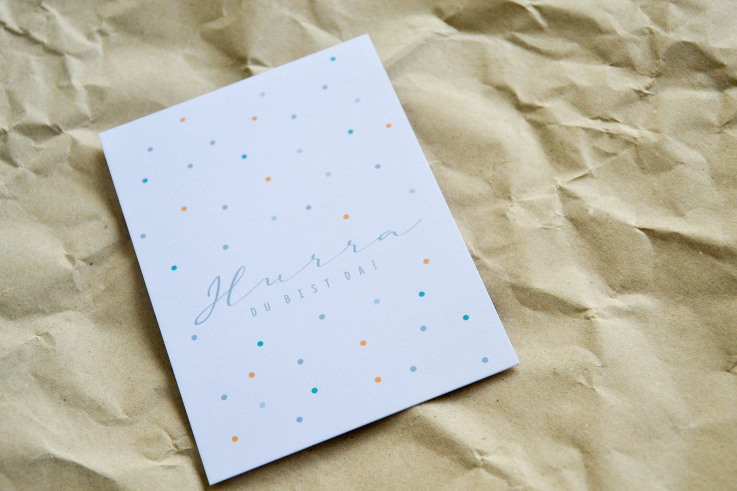 Postkarte "Hurra! Du bist da" mit Konfetti, exklusive Grußkarte für jeden Anlass