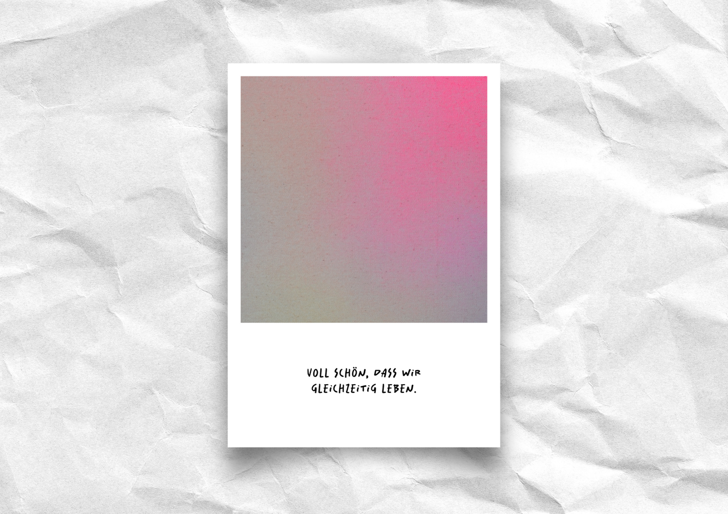 Postkarte "Voll schön, dass wir gleichzeitig leben" | Polaroid-Look mit Farbverlauf | Recyclingpapier