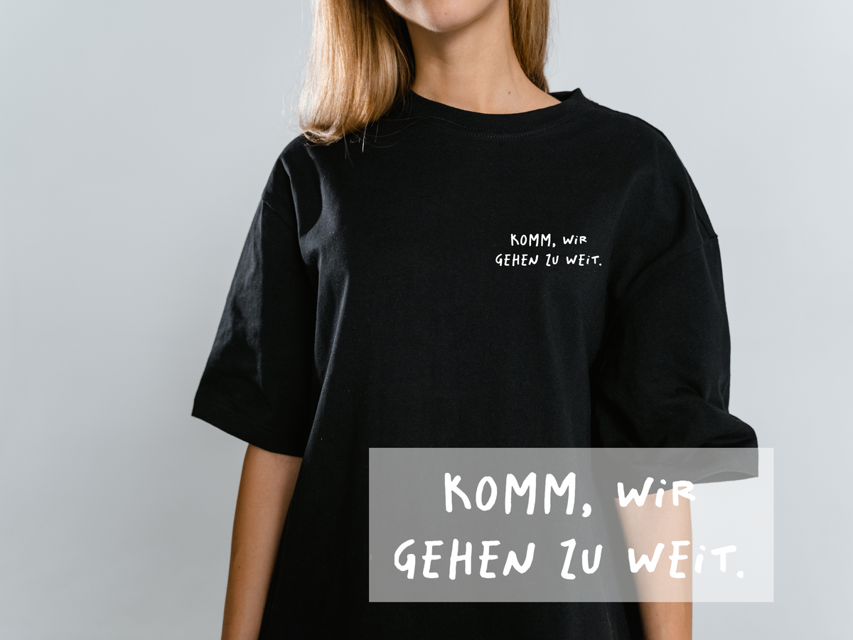 Bügelbild "Komm, wir gehen zu weit." | DTF-Transfer Spruch | Handlettering schwarz/weiß