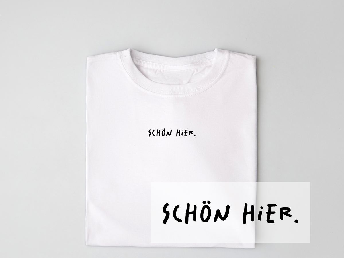 Bügelbild "Schön hier." | DTF-Transfer Minimal-Spruch | Handlettering schwarz/weiß