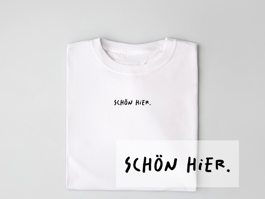 Bügelbild "Schön hier." | DTF-Transfer Minimal-Spruch | Handlettering schwarz/weiß