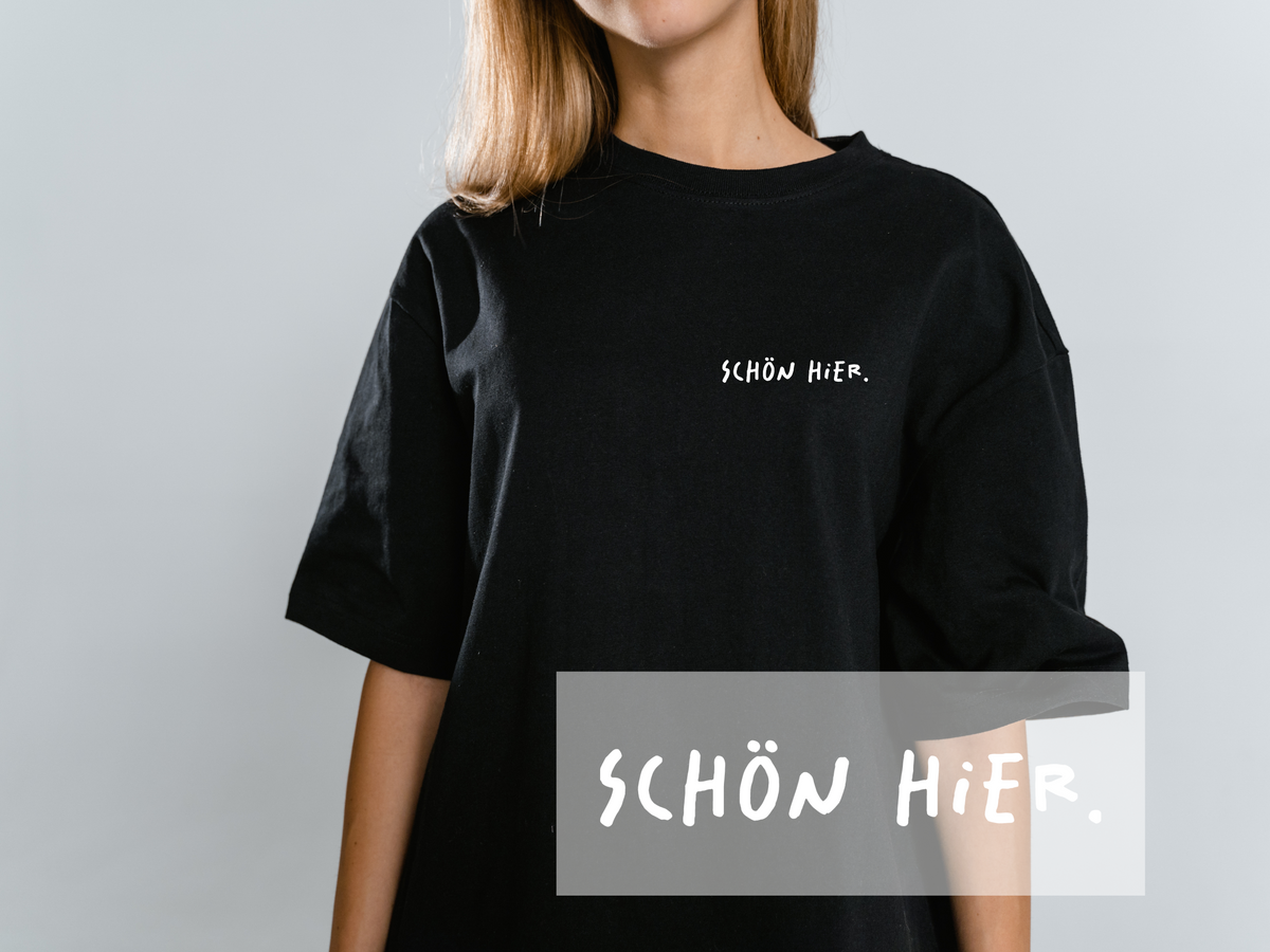 Bügelbild "Schön hier." | DTF-Transfer Minimal-Spruch | Handlettering schwarz/weiß