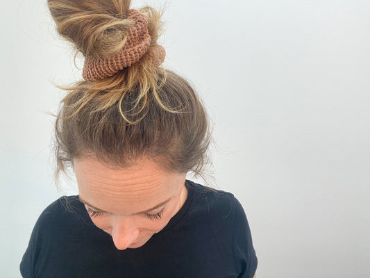 Scrunchie aus Merinowolle beige, camel