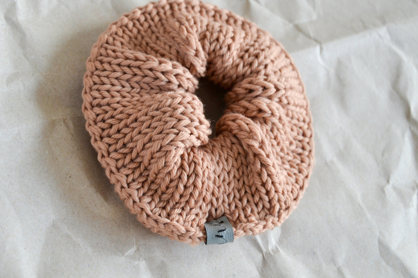 Scrunchie aus Merinowolle beige, camel