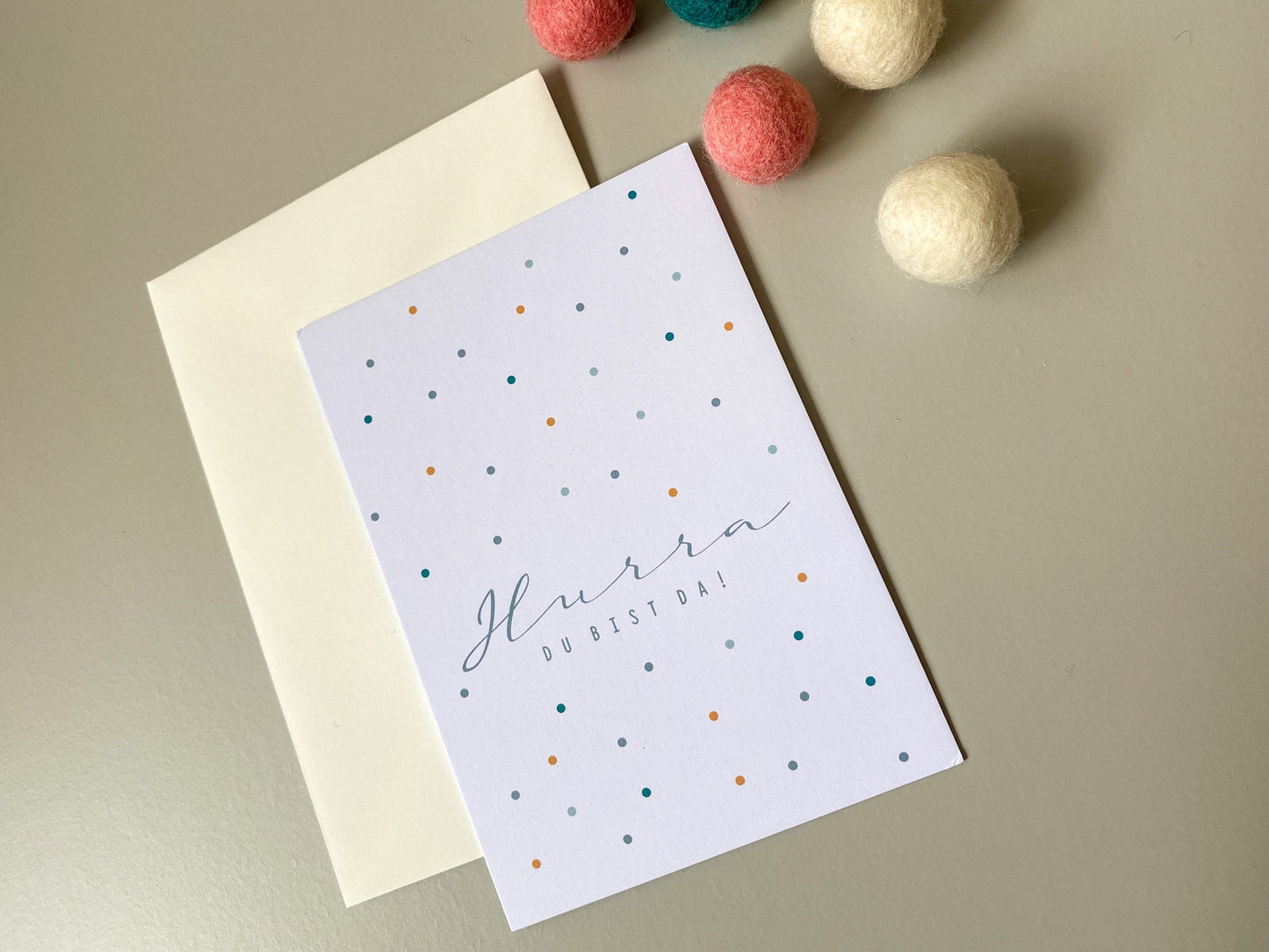 Postkarte "Hurra! Du bist da" mit Konfetti, exklusive Grußkarte für jeden Anlass
