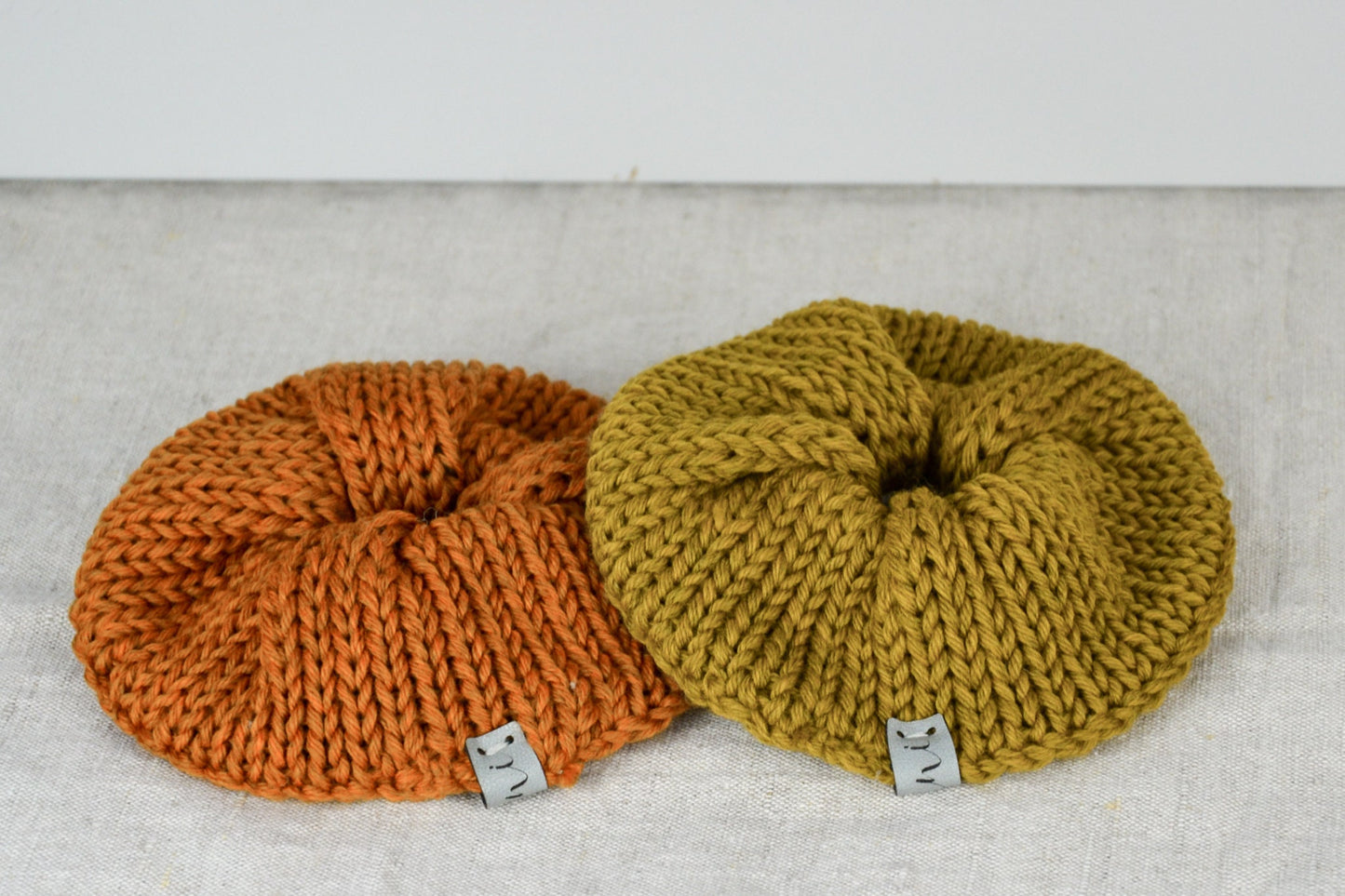 Scrunchie aus Merinowolle verschiedene Farben modern minimalistisch Haarband elastisch weiches Haargummi Geschenk Freundin Boho gestrickt