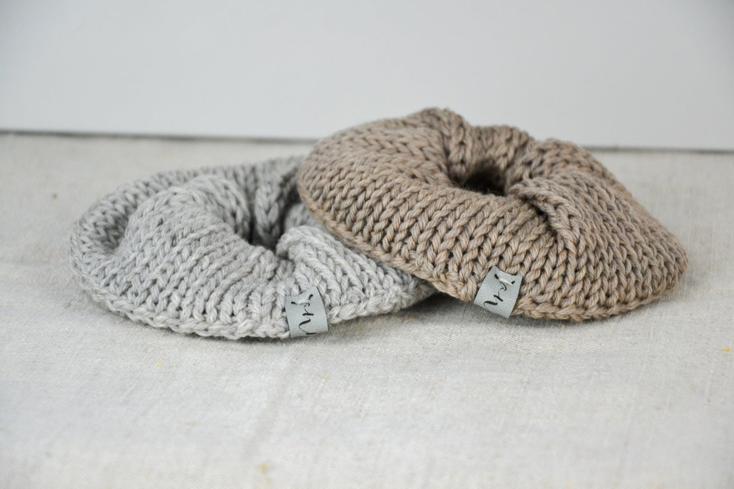 Scrunchie aus Merinowolle verschiedene Farben modern minimalistisch Haarband elastisch weiches Haargummi Geschenk Freundin Boho gestrickt