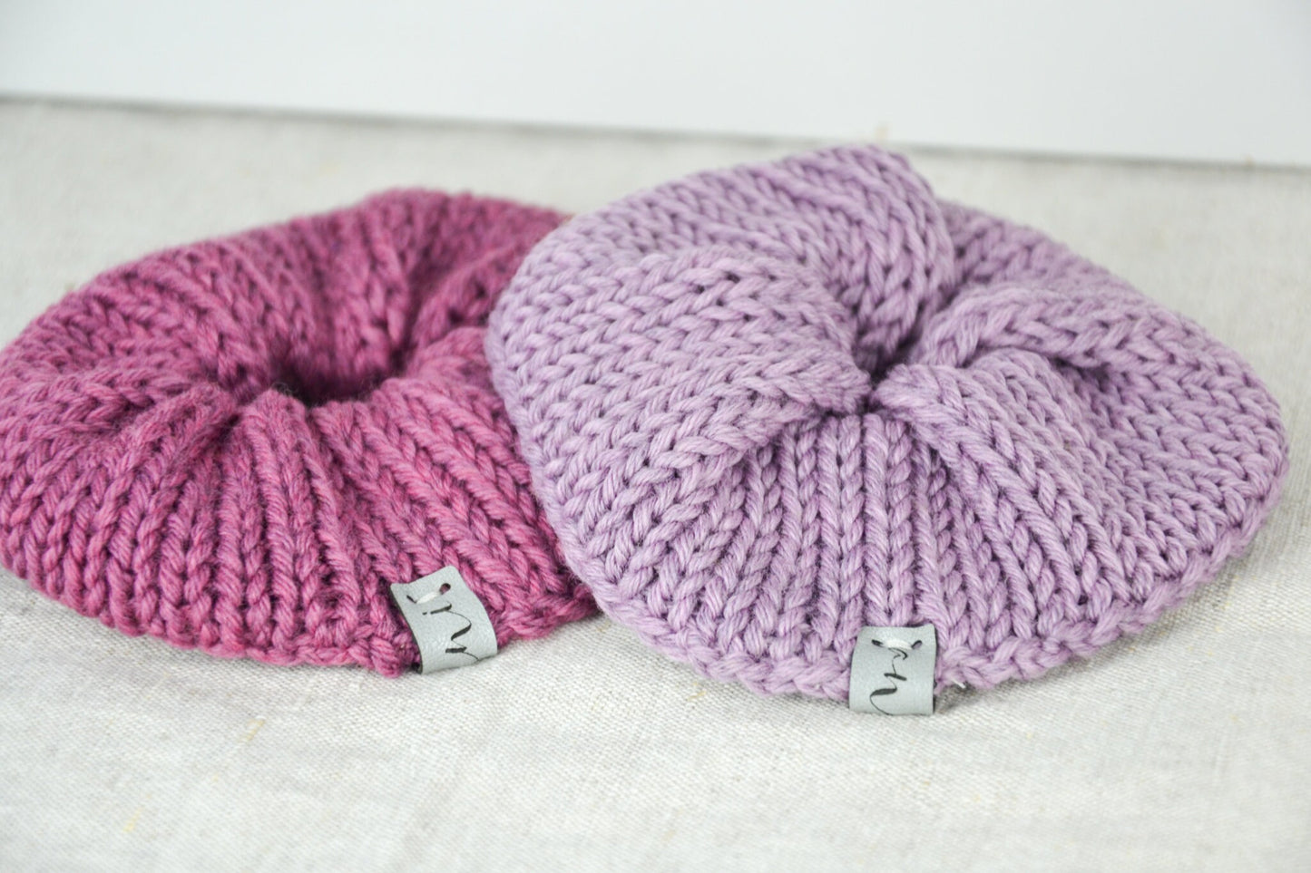Scrunchie aus Merinowolle verschiedene Farben modern minimalistisch Haarband elastisch weiches Haargummi Geschenk Freundin Boho gestrickt