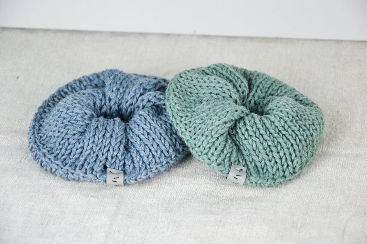 Scrunchie aus Merinowolle verschiedene Farben modern minimalistisch Haarband elastisch weiches Haargummi Geschenk Freundin Boho gestrickt
