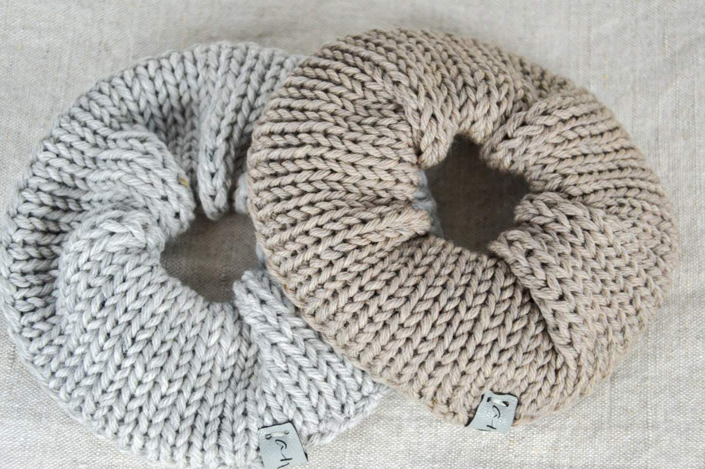 Scrunchie aus Merinowolle verschiedene Farben modern minimalistisch Haarband elastisch weiches Haargummi Geschenk Freundin Boho gestrickt
