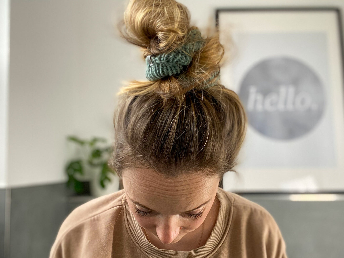 Scrunchie aus Merinowolle verschiedene Farben modern minimalistisch Haarband elastisch weiches Haargummi Geschenk Freundin Boho gestrickt